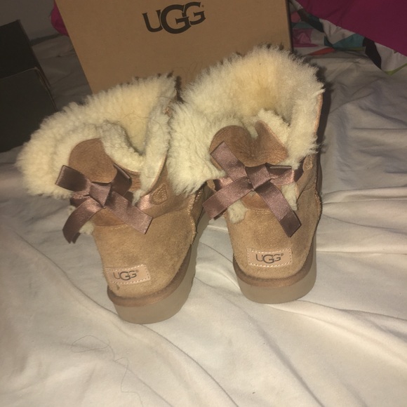 UGGs SIZE 9 - Picture 2 of 4